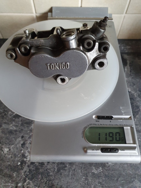 Bremssattel mit Bremsbelägen